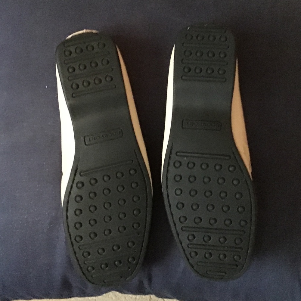 Women’s Rockport Leather shoe(off white color) - Picture 3 of 11